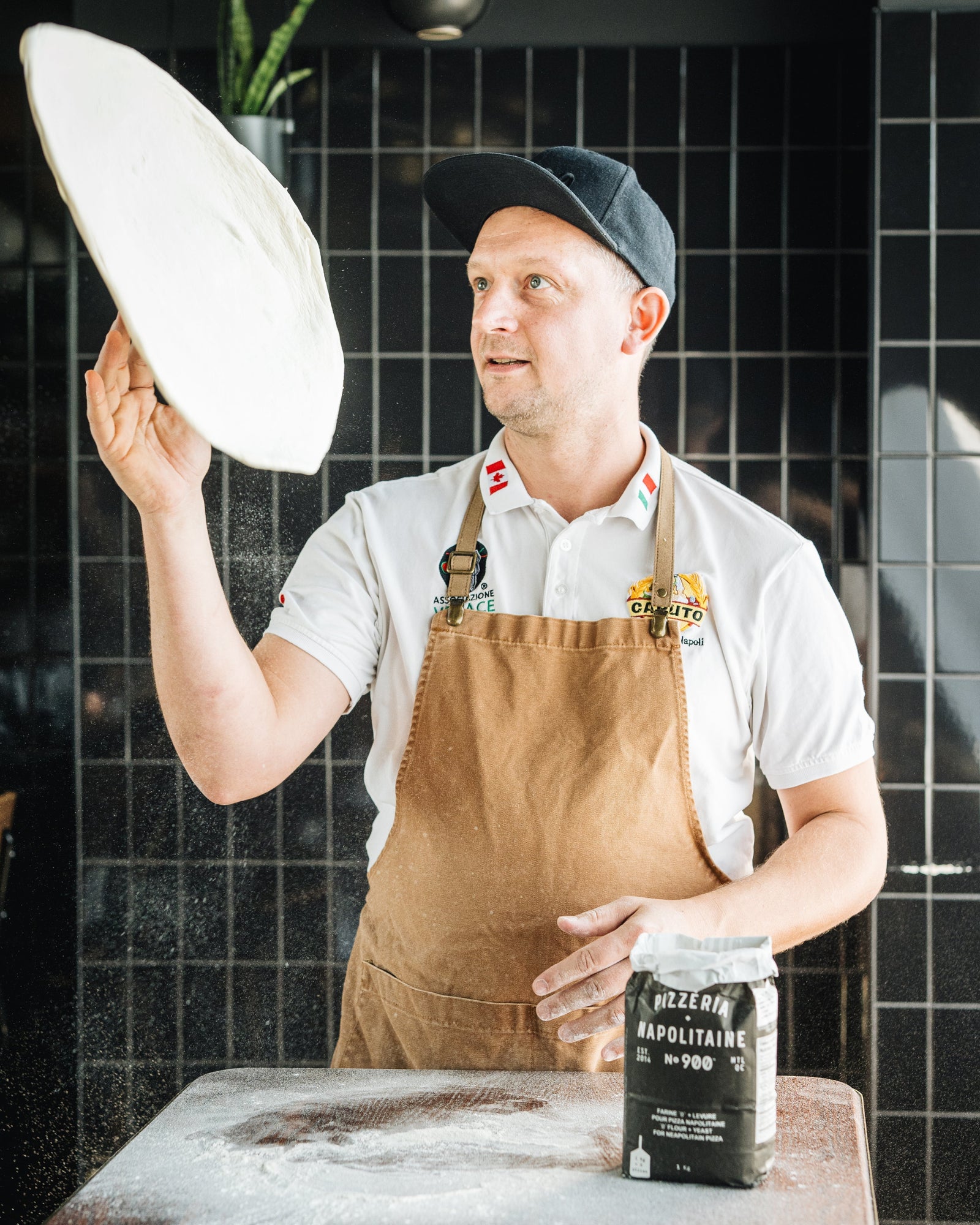 Comment abaisser la pâte à pizza comme à Naples