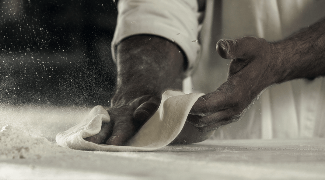 Préparation de la pâte à pizza napolitaine AVPN, un savoir-faire de maître pizzaiolo en action.