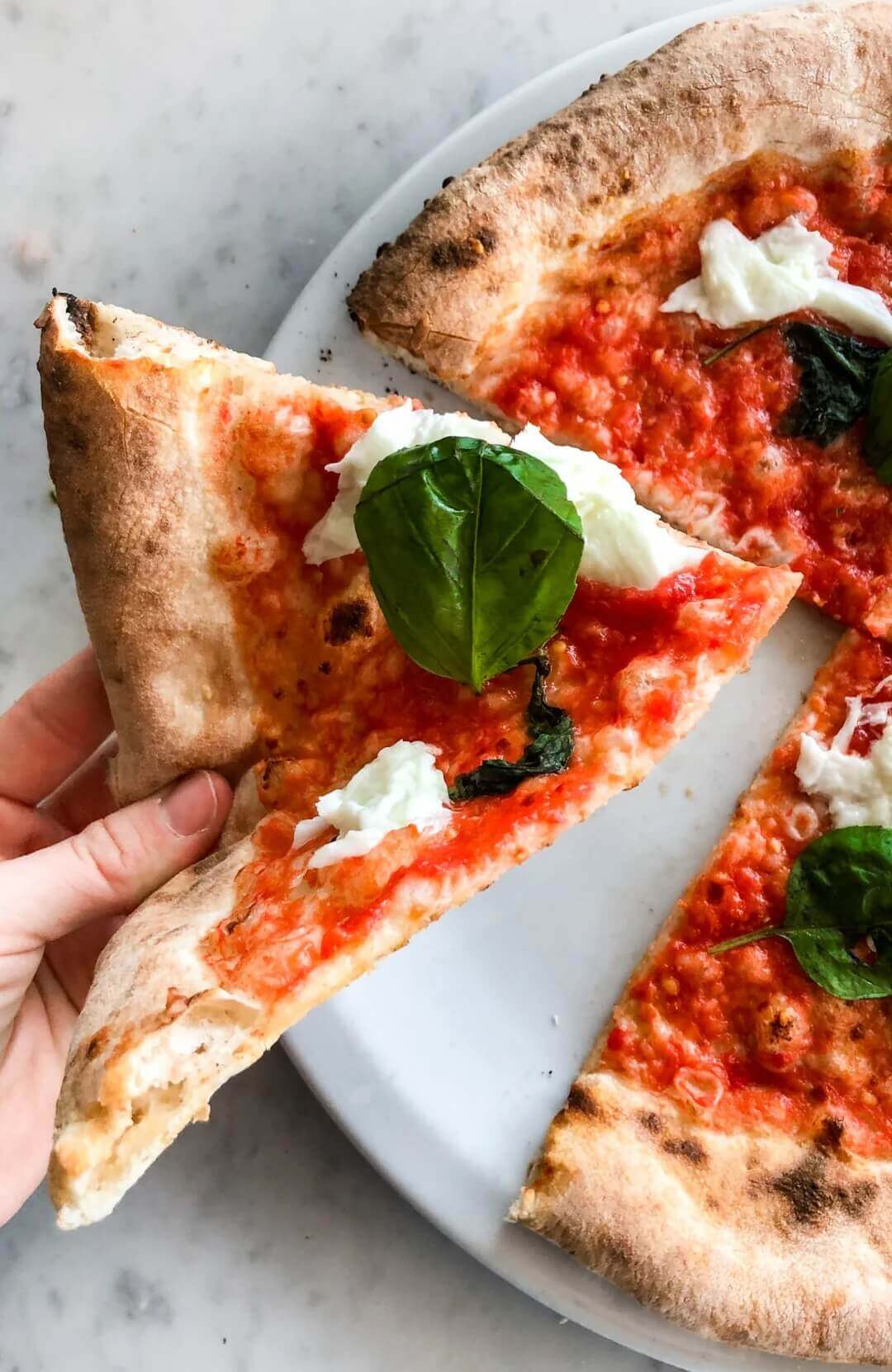 De la Mastunicola à la Margherita, en passant par la Marinara, chaque bouchée est un voyage dans le temps, un hommage aux Napolitains qui ont fait de ce plat simple un véritable trésor mondial.