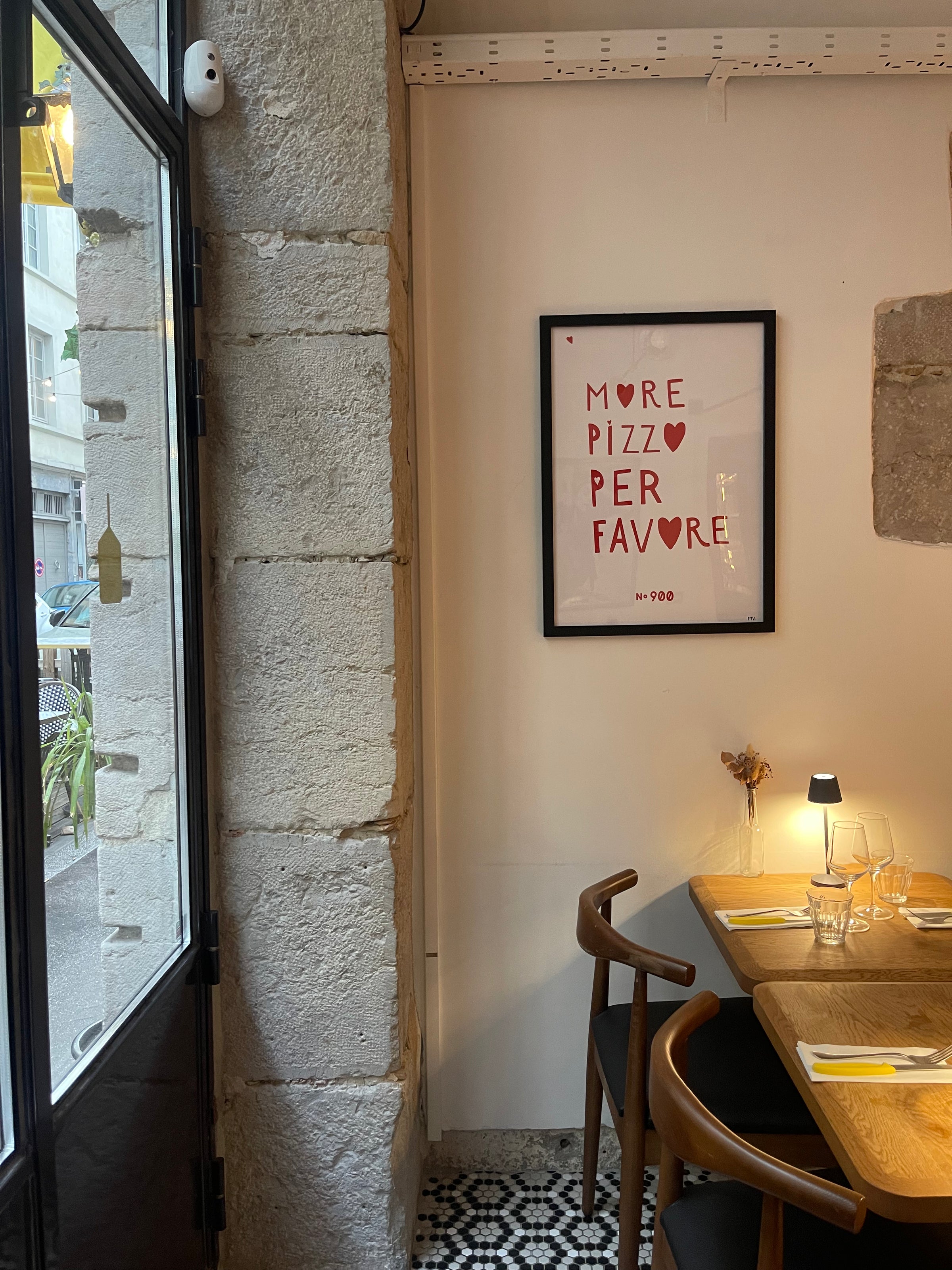 Photo de la décoration du restaurant no900 à lyon Rue laurencin, 69002 Pizzeria Napolitaine