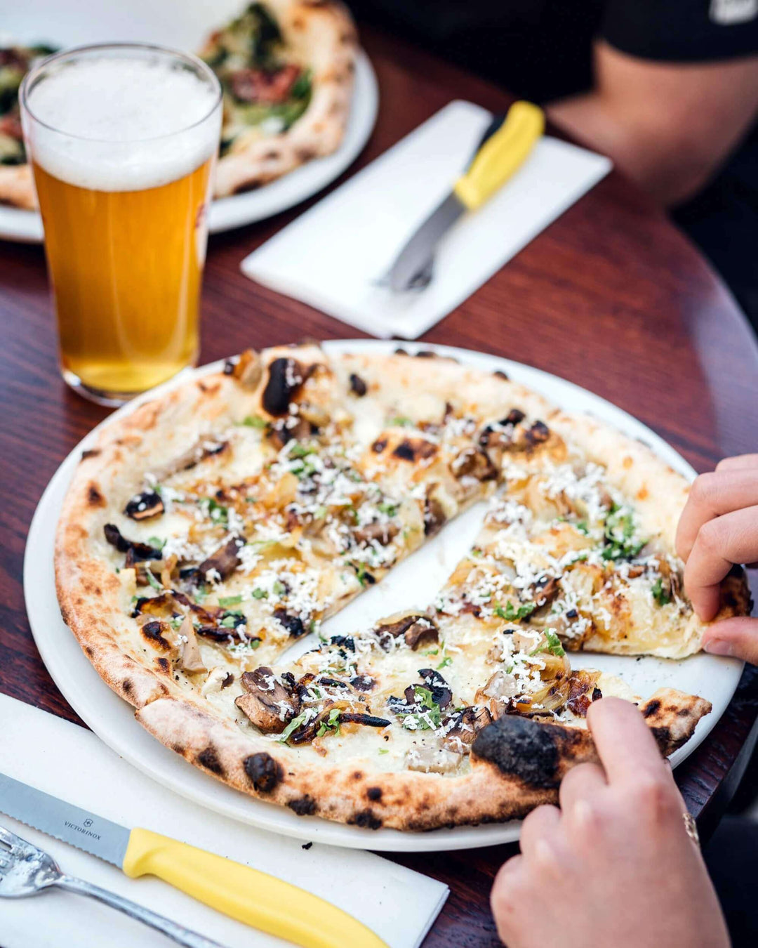 Délicieuse pizza champignons et parmesan du no900 pizzeria Napolitaine à Lyon