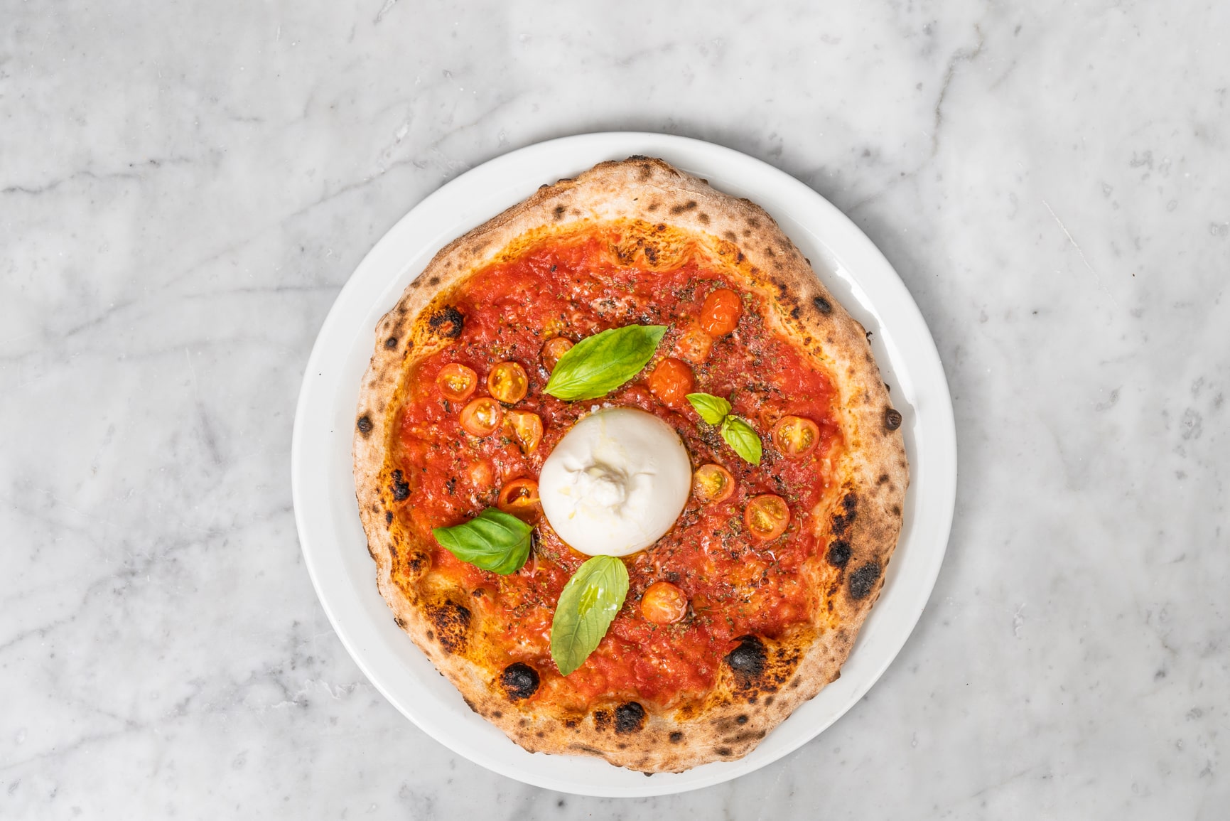 ❤️ Craquez pour notre pizza du moment : la Burrata Stracciatella 🇮🇹
Une pâte fine et aérienne, des produits venus tout droit d’Italie, et une burrata qui fond comme un câlin.
La pizza napolitaine artisanale la plus aimée de Lyon, signée No900.
